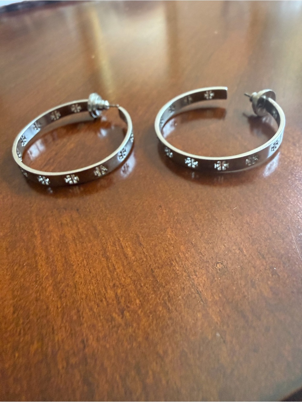 Tory Burch Silver Floral-Engraved Hoop Earrings